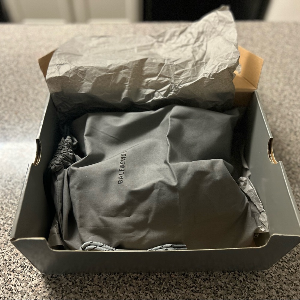 Gray Sneakers with Box and Extra Laces - Picture 3 of 4